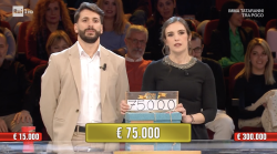 Affari tuoi, super offerta da 75 mila euro rifiutata: Roberta e Guido erano convinti di avere 300 mila euro, invece... 