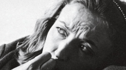 Oriana Fallaci incinta, la gravidanza e l'aborto. Il libro Storia di un bambino mai nato. Il monologo di una donna in attesa