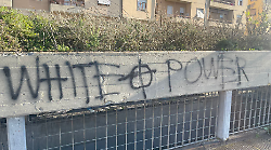 Svastica, croce celtica e scritte razziste sul muro di un parcheggio a San Giovanni Valdarno. Il sindaco Vadi ha presentato denuncia ai carabinieri