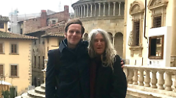 Patti Smith posta su Instagram una foto in Piazza Grande con l'attore Shaun Francis Evans: "Felice compleanno" 