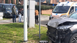 Scontro tra auto e furgone delle consegne di Amazon: ferite madre e figlia di 7 anni