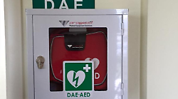 Defibrillatori in 62 scuole e 4 stazioni ferroviarie: ecco dove saranno installati nell'Aretino. Il piano della Regione: 537 Dae in tutta la Toscana