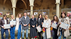 Arezzo, ecco la mostra Istantanee di Giostra, Donne dietro l'obiettivo: la rassegna nel chiostro della Biblioteca