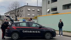 Mamma di 93 anni strangolata con il foulard, la figlia resta in carcere: per il gip è ancora pericolosa