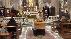Arezzo, addio alla moglie di Bruno Beatrice. C'era anche l'ex viola Moreno Roggi