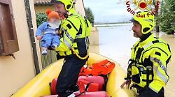 I vigili del fuoco di Arezzo salvano 7 persone a Fauglia tra cui un neonato
