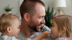 Festa del papà, i consigli del pediatra Farnetani per essere un buon padre: né autoritario né amico. Il valore dei "no". Il regalo migliore