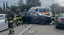 Arezzo, due feriti nello scontro auto: incidente lungo la regionale 71. Scattati i soccorsi