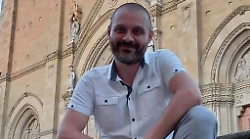 Arezzo, Michele Menchetti: "Mi candido a sindaco" e dona il gettone di presenza alla Caritas