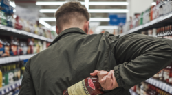 Ladri di superalcolici arrestati con 140 bottiglie in macchina, rubavano nei supermercati