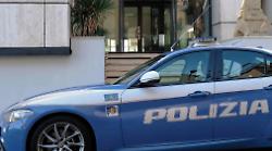 Arezzo, minacce, insulti e oggetti lanciati in gelateria. Poi i tre ragazzi fuggono via. Indaga la Polizia
