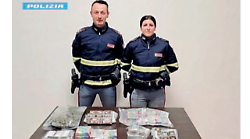 Sembravano caramelle, ma erano sette chili di droga: arrestato corriere sulla A1