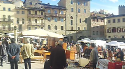 Arezzo, Fiera Antiquaria: due giorni con le strade piene di banchi e turisti.  E a giugno compleanno con l'edizione lunga
