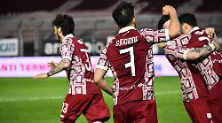 E' un Arezzo ... al bacio e il Perugia paga dazio: derby a senso unico (2-0). Le foto del derby