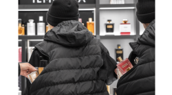 Ladri di profumi con giacca schermata rubano nei negozi: arrestati in tre, refurtiva per duemila euro