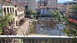 Arezzo, nel cantiere abbandonato in via Filzi, i residenti: "Viviamo tra insetti e spacciatori"