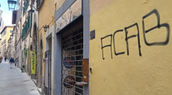 Scritte spray offensive verso le forze dell'ordine sui muri del centro