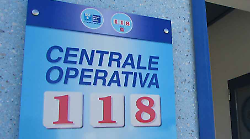 Cade da un albero nel giardino di casa e muore: vani i soccorsi
