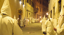 Settimana Santa, tutto pronto per le antiche processioni con fiaccole e statue poi sabato la Volata. I colori delle cappe, i giorni dei riti