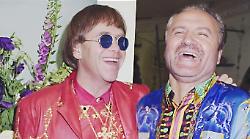 L’omicidio di Gianni Versace, ecco tutti i misteri mai risolti del caso: al suo funerale Elton John in lacrime consolato da Lady Diana