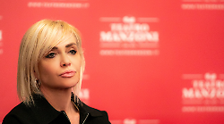 Paola Barale, gli amori difficili e il nuovo fidanzato. Il grande dolore per la morte della mamma