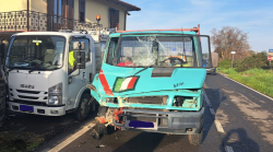 Scontro tra furgone e camion della nettezza urbana: un ferito