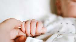 Bonus per neonati, il Comune versa 200 euro per ogni bambino. Ecco i requisiti