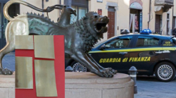 Oro di contrabbando, blitz della Finanza: imprenditore e due corrieri denunciati, sequestrato metallo e denaro per 400 mila euro