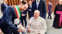 Papa Francesco e l'ultimo incontro con gli aretini: a gennaio il dono della sua riproduzione di cartapesta del Carnevale di Foiano