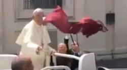 Quando papa Francesco prese al volo la maglia amaranto. Oggi partita rinviata, incertezza sul recupero