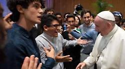 Il prete che ha ballato per Papa Francesco. Don Alexander: "Fu una emozione immensa. Mi disse di continuare"