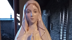 La statua della Madonna vandalizzata a Cesa è stata riparata e tornerà al suo posto