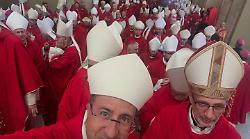 Arezzo, il vescovo Andrea Migliavacca in piazza San Pietro. Selfie con gli altri colleghi