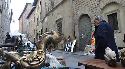 Arezzo, torna la Fiera dell'Antiquariato. Gli espositori e i tanti turisti