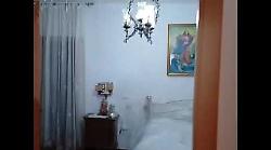 Arezzo, piove e la casa popolare si allaga. Ad aiutare l'anziana che ci vive arrivano i vigili del fuoco. E il figlio si infuria. Il video