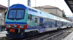 Treno guasto per un fulmine, disagi sulla linea dal Casentino: attivato bus sostitutivo e un altro convoglio ferma nelle stazioni