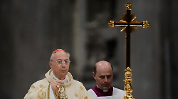 Dominique Mamberti, chi è il cardinale che annuncia il nuovo Papa: Annuntio vobis gaudium magnum: habemus Papam!