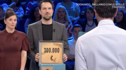 Affari tuoi, che beffa: accetta 130 mila euro, ma nel pacco ne aveva 300 mila. E la fidanzata si scusa con Steven