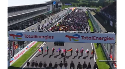 Sbandieratori castiglionesi si esibiscono davanti a 98 mila persone sulla pista di Spa prima della gara Fia Wec vinta dalle Ferrari