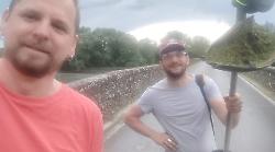 Consigliere comunale raduna volontari per tagliare l'erba sul Ponte Buriano
