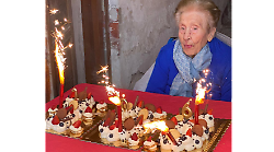 I 106 anni di Lidia: torta e candeline nel giorno della festa della mamma con figli,  nipoti, pronipoti e badante. Nella sua vita 10 Papi