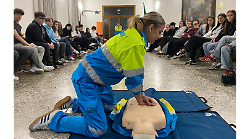 Giovani a scuola di soccorso alla Misericordia: dopo i casi dei nonni salvati dai ragazzi si insiste nella formazione