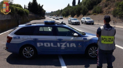 Auto truccata con botole per cocaina e soldi: 61enne arrestato con 34 mila euro e droga in A1. Cambio "magico" per aprire i nascondigli