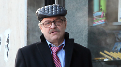 Renato Vallanzasca, che fa oggi il bel Renè. Il criminale simbolo degli anni Settanta in casa di riposo. Dalle rapine da film ai gravi problemi di salute