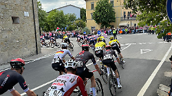 Il Giro d'Italia a Cortona e Foiano: folla lungo le strade della Valdichiana e le emozioni della corsa