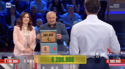 Affari Tuoi, come bruciare 100 mila euro: la scelta sbagliata di Angelo.  Ecco perché doveva rifiutare i 200 mila e vincerne 300 mila