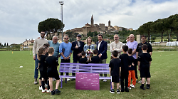 La panchina viola della gentilezza collocata allo stadio Faralli. Ecco cosa significa