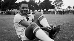 Arriva stasera in tv su Rete 4 il film Pel&egrave;: scopri la vera storia di Edson Arantes do Nascimento, dalle favelas alla gloria mondiale