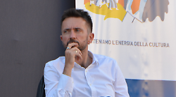 Andrea Scanzi e i Borderlobo a Civitella: Canzoni per la pace in piazza Don Alcide Lazzari