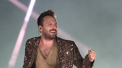 Cremonini Live25, conto alla rovescia: palco gigantesco, laser e poesia per il tour dell’estate. Attesi oltre 560 mila spettatori